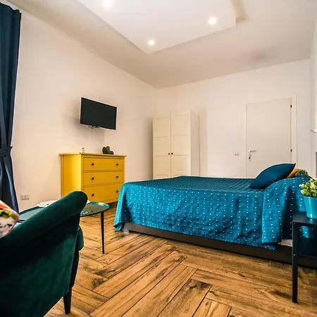 Hub Ferroviario - 12 Posti Letto Per Il Tuo Gruppo A Napoli Con Wifi E Netflix-2